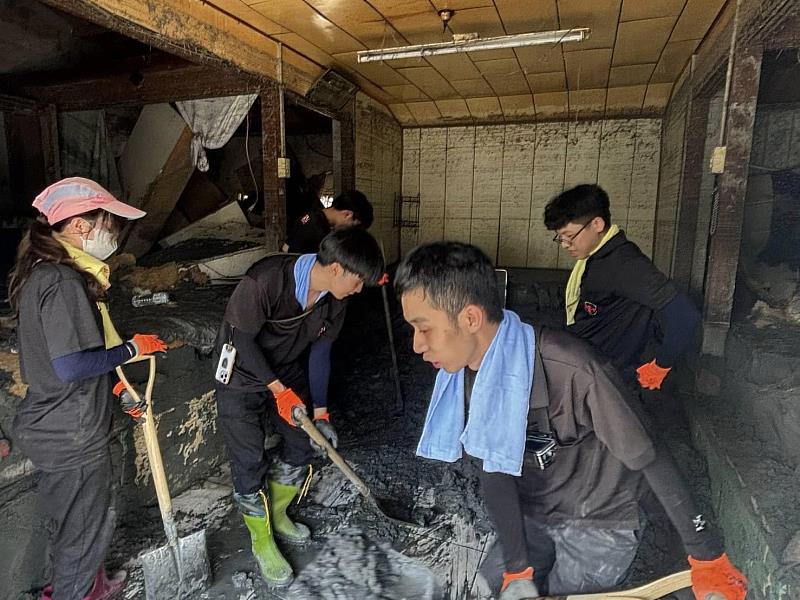 勤益國際鏟子超人協助花蓮災民清理家園