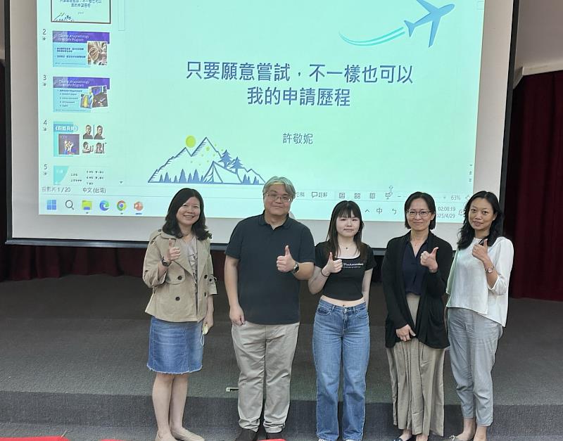 亞大職治系許敬妮校友（中）返校演講，與職治系主任林鋐宇（左2）及老師合影。