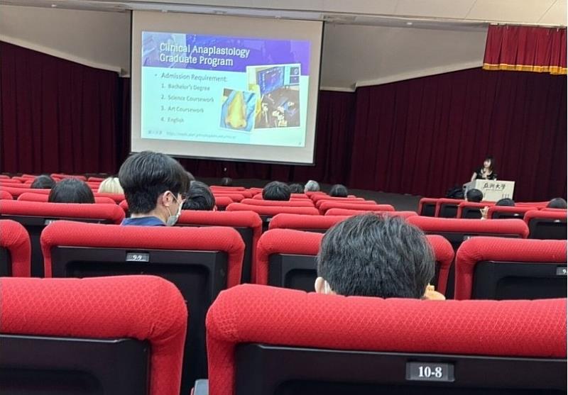 亞大職治系許敬妮校友，返校分享申請學校的過程。