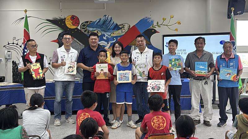 游顥贈書予久美國小