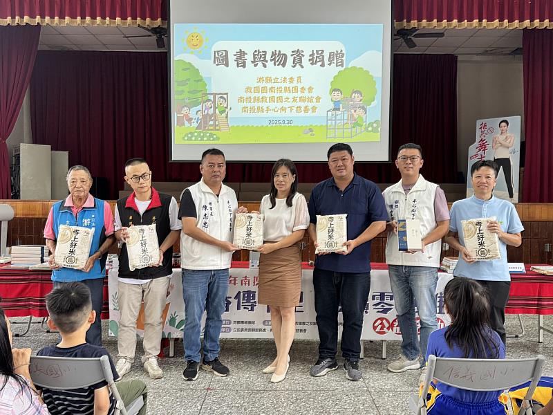 陳志忠理事長捐贈物資予信義國小
