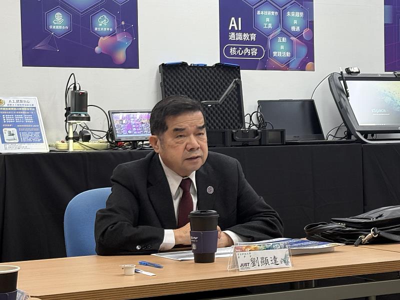 劉顯達董事長蒞臨AI中心並指導