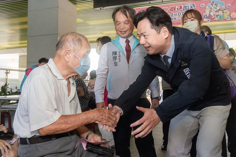 代理市長邱臣遠今(1)日前往香山衛生所視察,關心市民接種情形。