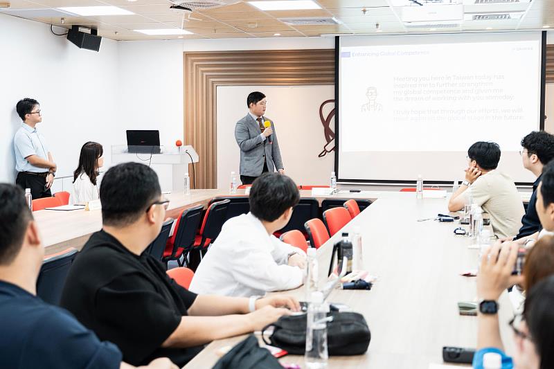 世新法律系碩士班研究生繆博宇向韓國全南大學師生介紹校內課程與資源。（世新大學提供）
