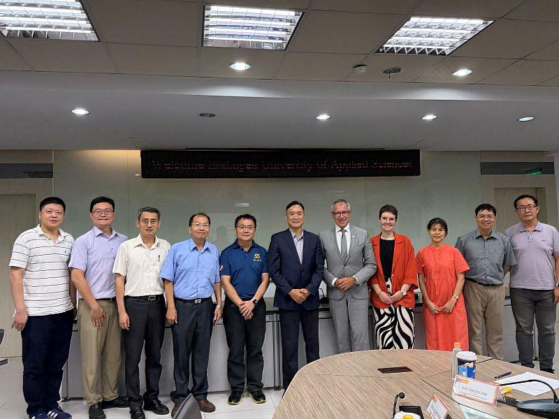 南臺科技大學校長及主管代表與德國埃斯林根應用技術大學Esslingen University of Applied Sciences校長及代表合影。