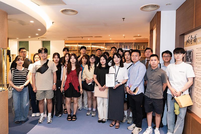 韓國全南大學參訪團參訪世新大學舍我紀念館。（世新大學提供）