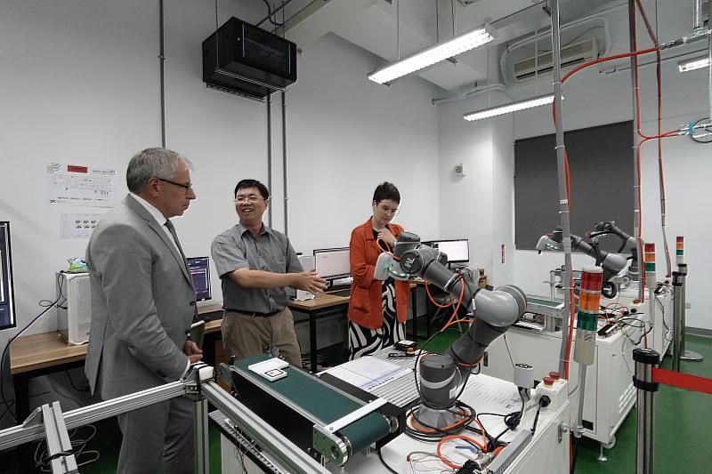 德國埃斯林根應用技術大學Esslingen University of Applied Sciences校長 Prof. Christoph T. Wolfmaier及資深顧問Ms. Julia Feldmann參觀機械工程系先進智慧製造中心。