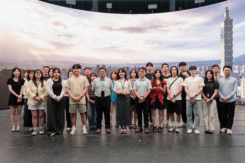 世新大學副教務長陳彥龍為全南大學師生導覽虛擬製作技術。（世新大學提供）