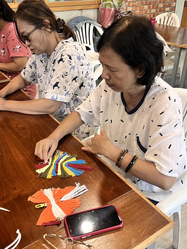學員認真製作