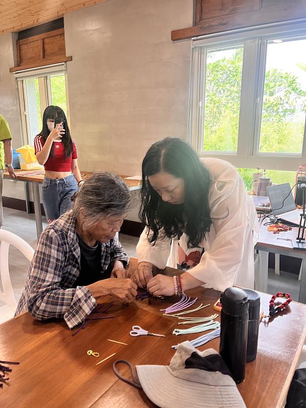 何若齊老師（右）親切指導學員
