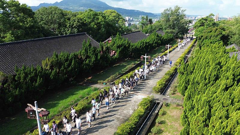 淡江大學114學年度註冊率連兩年創新高，已突破去年註冊率101.12%，新生依循傳統「校園巡禮」登上132階的「克難坡」，行經創校立基點「宮燈教室」。（圖／淡江大學提供）
