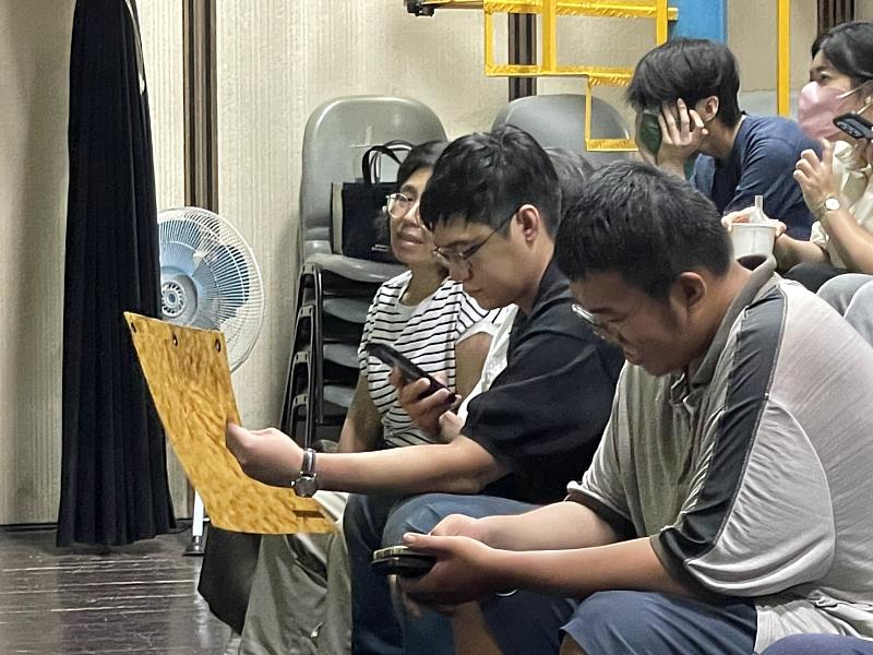 師生觸摸竹紙感受材料特性