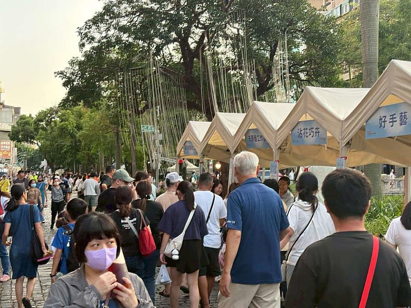 上週教師節連假3天，市集吸引約3.7萬人次到場，場面熱絡。