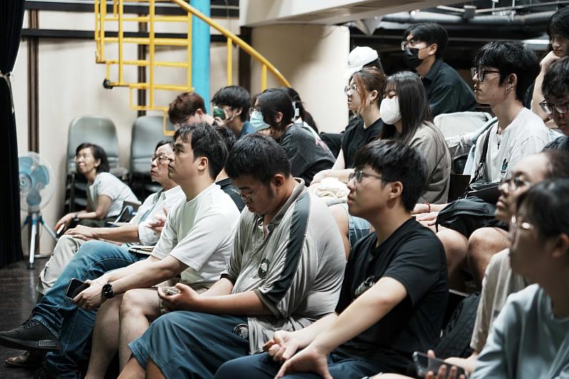 參與師生專心聆聽建築師分享