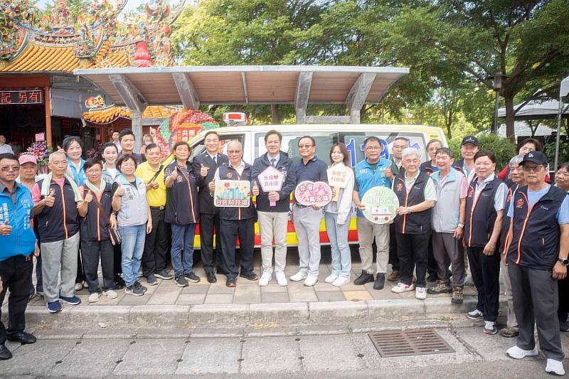 公園綠水福德宮捐贈救護車貴賓大合照。