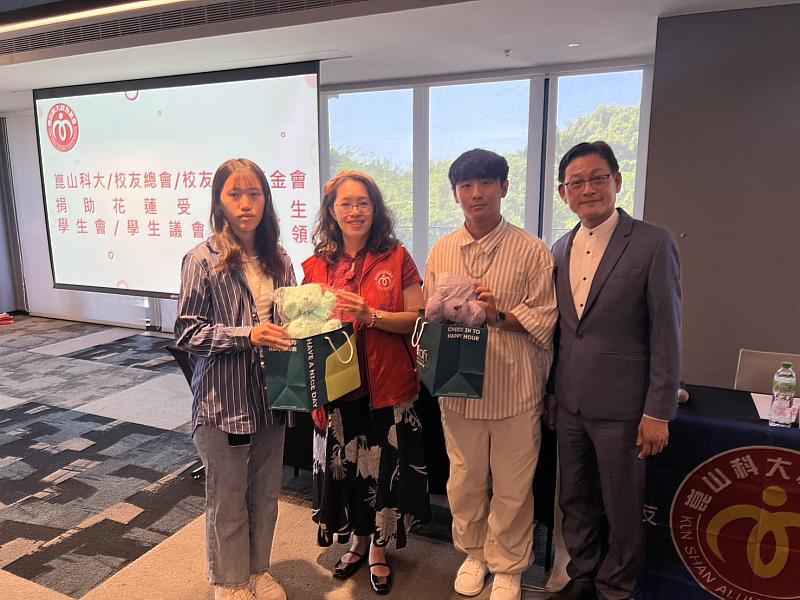 房管系校友暨校友總會李敏慧理事（左2）準備泰迪熊娃娃贈予四位受災同學，學生會鄧任雅會長（左）、學生議會王駿緯秘書長（右2）代表收下