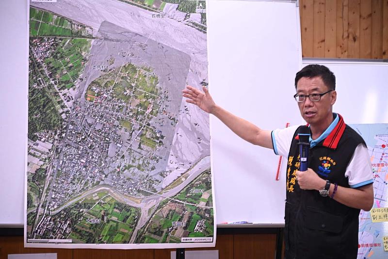 陳處長以空拍圖說明災害淹沒情形。