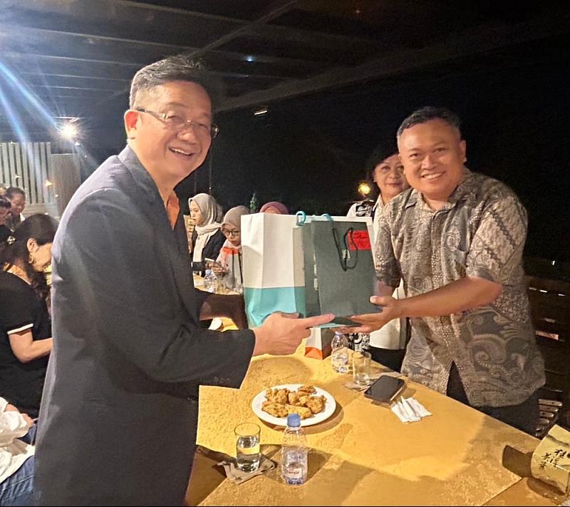 雲科大校友會蘇振毅理事長與印尼校友會會長交換禮品