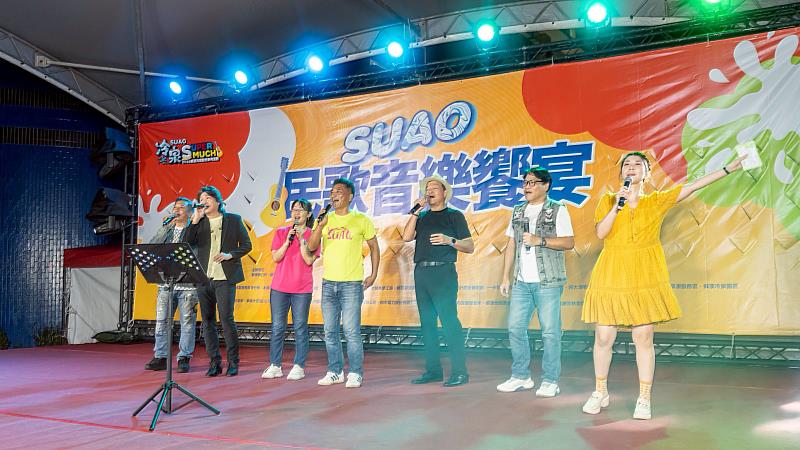 蘇澳鎮長李明哲（左4）與民歌手大合唱