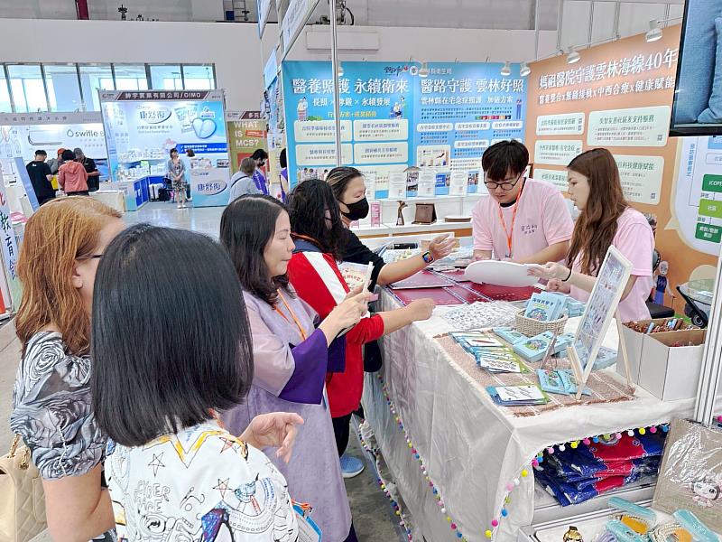 參觀人潮絡繹不絕。
