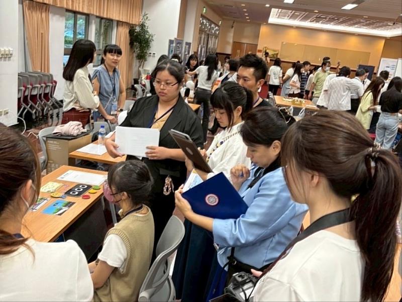 圖二、東吳大學「凱比機器人跨域應用競賽」實機展示活動現場人潮滿滿。