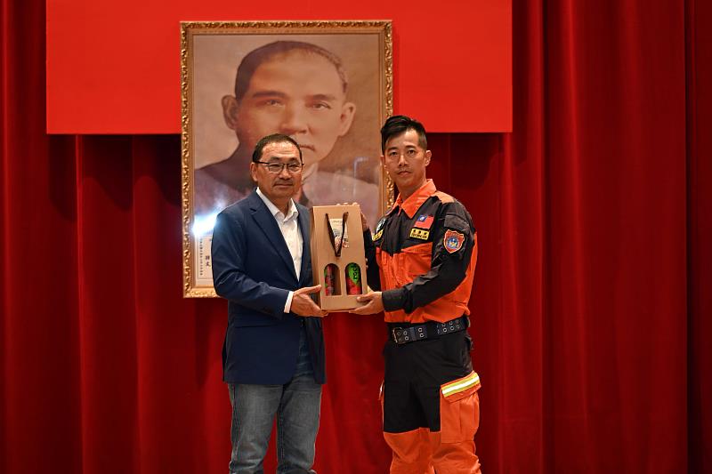 市長頒發德音分隊陳勝欽小隊長蘋果禮盒