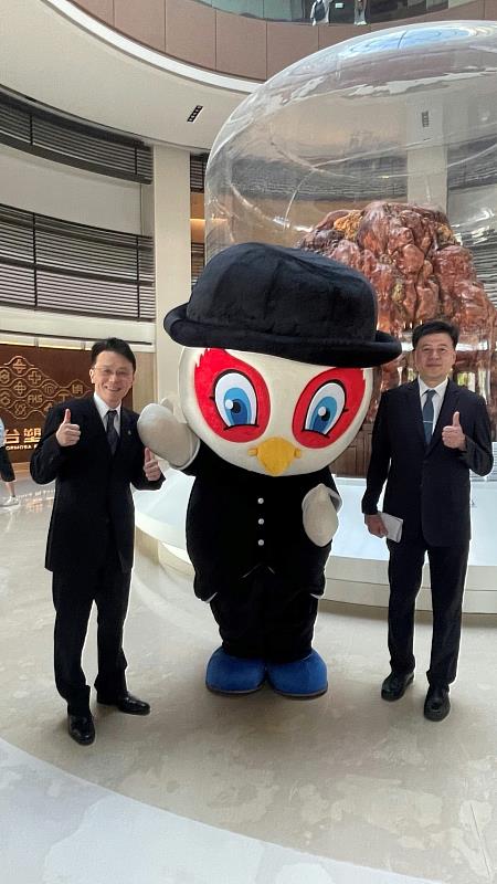 台塑企業文館吉祥物「智智」（中）迎賓，與林光偉專門委員（右）及王光正館長（左）合影。