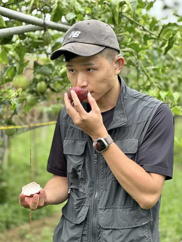 暨大陳俞安同學專研於百香果種植，期望讓更多人理解社會性農場的價值。