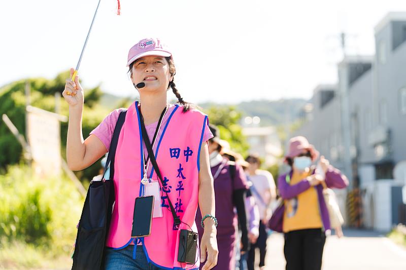 導覽員謝明鳳帶大家重新認識這片土地