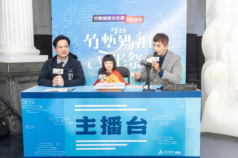 代理市長邱臣遠與小小播報員一瓜仔共同推廣今年媽祖文化祭。