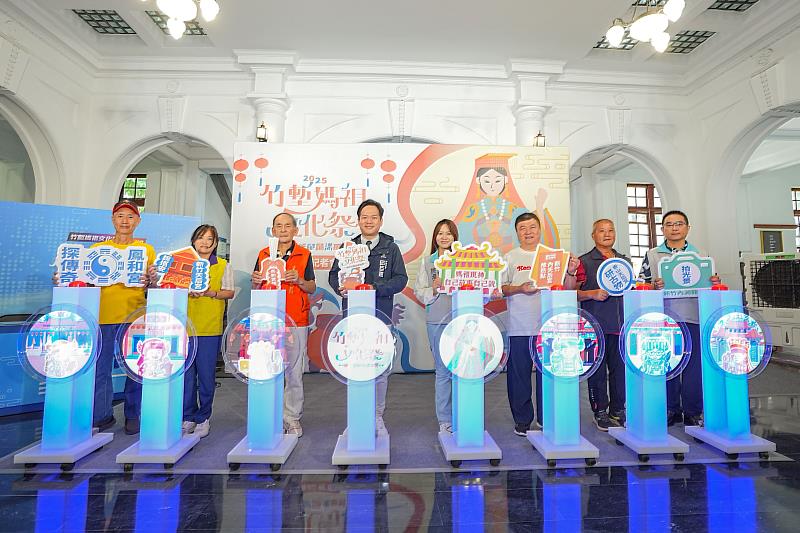 代理市長邱臣遠、民政處長施淑婷與宮廟代表一同啟動預告活動10/4正式展開。