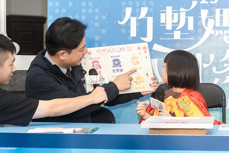 代理市長邱臣遠與小小播報員一瓜仔共同推廣今年媽祖文化祭。