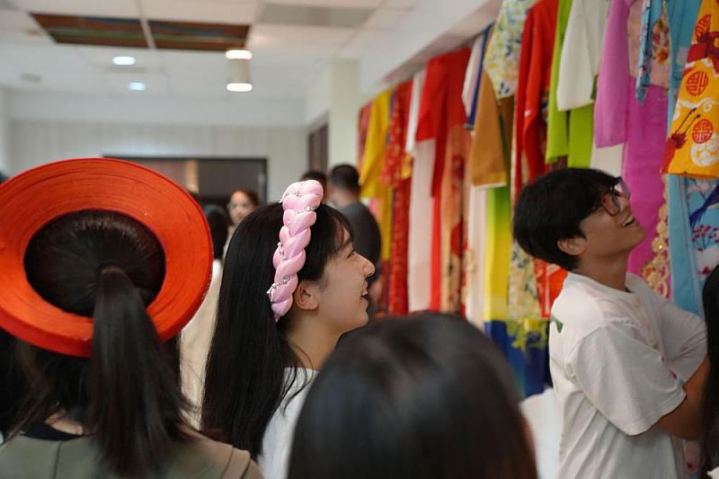 學生們一同試穿越南傳統服飾áo dài,彼此交流並留下難忘的合影