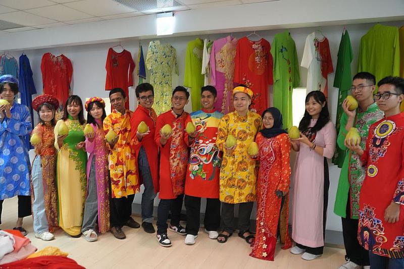 講師與各國學生身穿越南傳統服飾歡慶中秋佳節