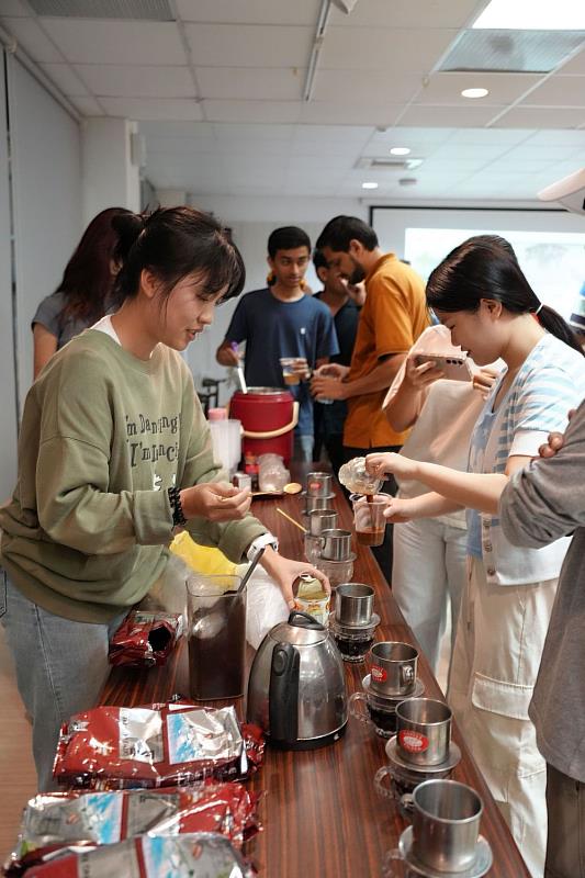 學生們親手沖煮並開心享用一杯屬於自己的越南咖啡