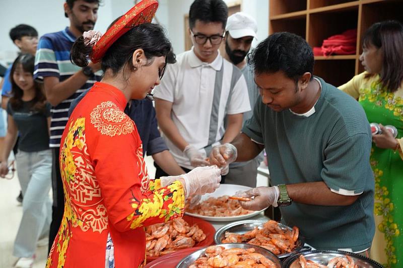 學生們成功完成小煎餅製作,對成果感到十分自豪