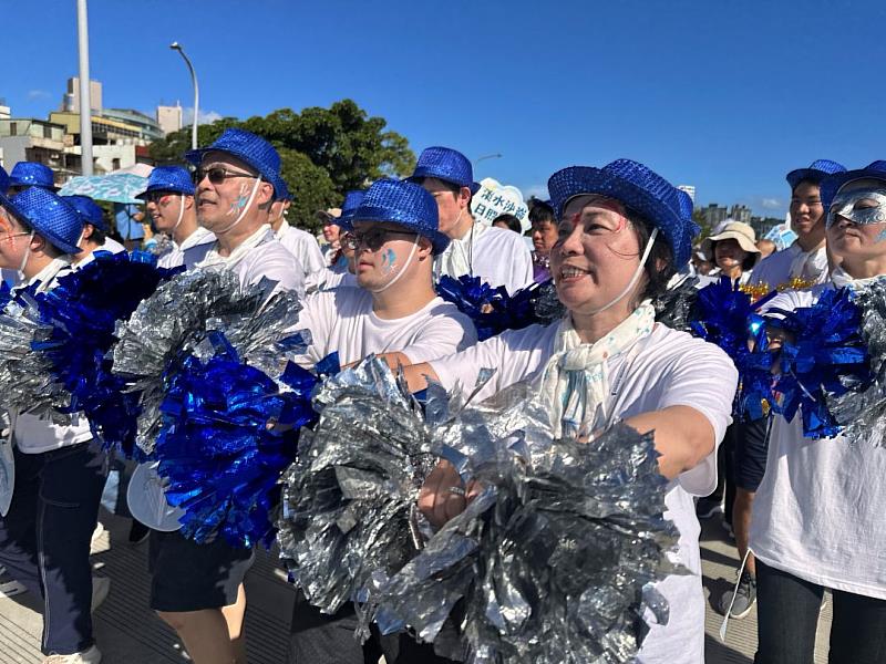 淡水中正小作所模擬咖啡店長小安，與爸爸媽媽一起自信踩街