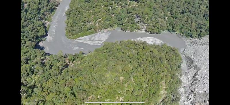 迴水區域水位明顯下降，可見河道上沙洲地形，呈現逐漸回復原有河道型態。