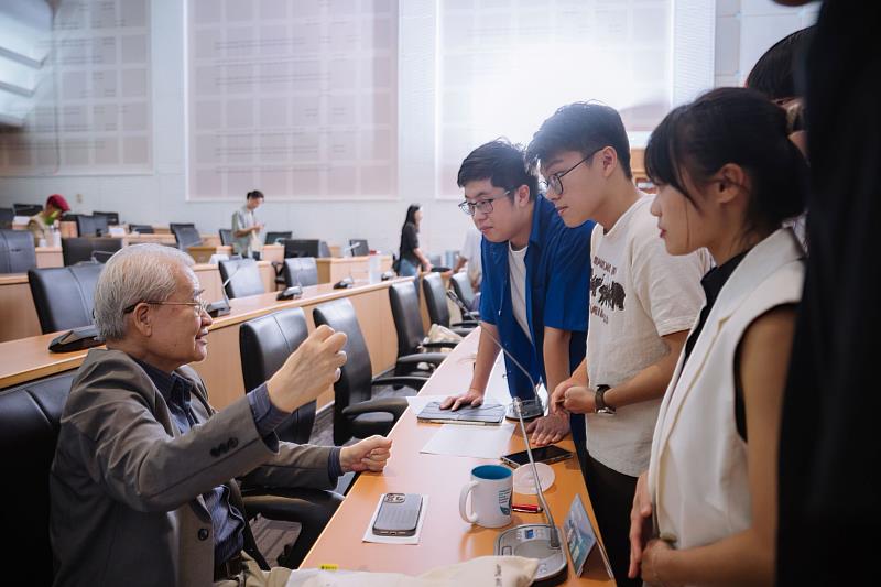參賽團隊與前行政院院長暨台灣尤努斯基金會榮譽顧問毛治國評審諮詢。