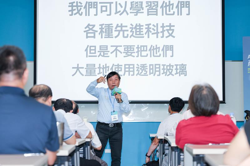 台灣節能膜總經理 吳柏村以「智慧建築與低碳城市升級」為題帶來企業分享（圖/臺南市經濟發展局提供）