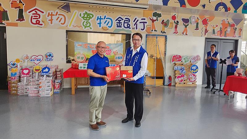 張榮發慈善基金會透過中華民國宥尚慈善協會致贈月餅禮盒給弱勢家庭及獨居長輩