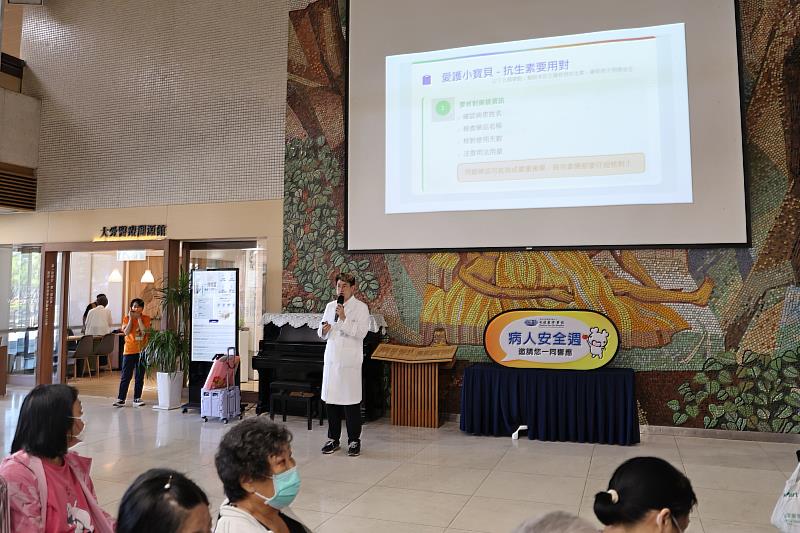 小兒部黃家宏醫師分享「抗生素用藥安全須知」，希望提升民眾對於小兒用藥知識，一起守護新生兒及兒童安全。