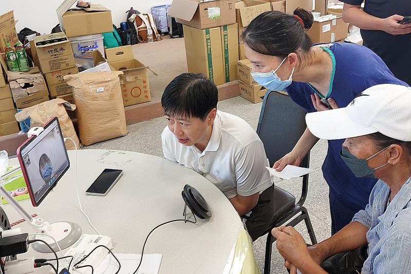 患有高血壓、糖尿病的曾女士到光復醫療站透過遠距醫療看診,她感動地說,還好還能視訊看醫生,領取控制病情的藥物,不然真的不知道怎麼辦。