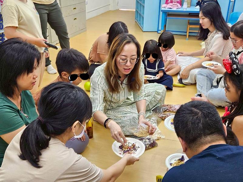 親子一起製作乾燥花精油瓶