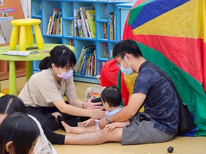 透過寶寶按摩，與孩子的親密互動有助於建立安全感