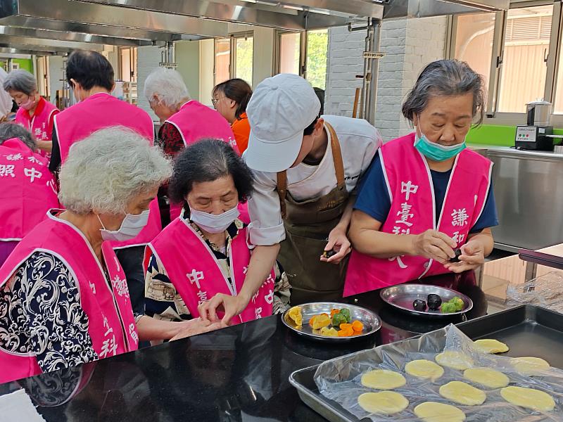 中臺科大食科系烘焙學生選手專業地悉心指導長輩