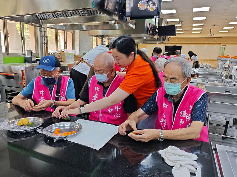 謙和賀日照中心照服員及志願服務隊在旁協助長輩，讓過程更顯安心與溫馨