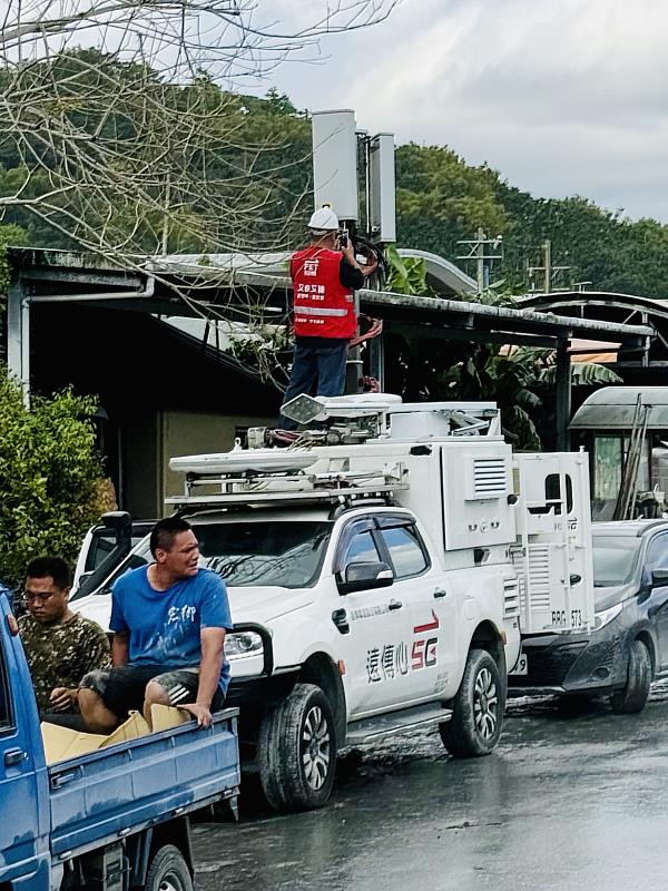 四、遠傳也特別派出行動基地台車進駐光復鄉醫療站附近，並請在地5G工程團隊檢測訊號，確保視訊門診流暢。