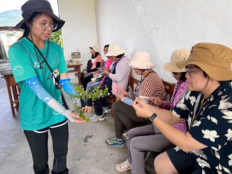 水雉棲地復育工作站夥伴向參與民眾介紹水雉的棲地需求與水草品種。