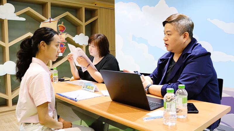 北分署青年職涯發展中心舉辦多元活動協助青年探索職涯方向，順利接軌職場。小妍（左）在暑期職涯活動中與企業主管（右）進行模擬面試。